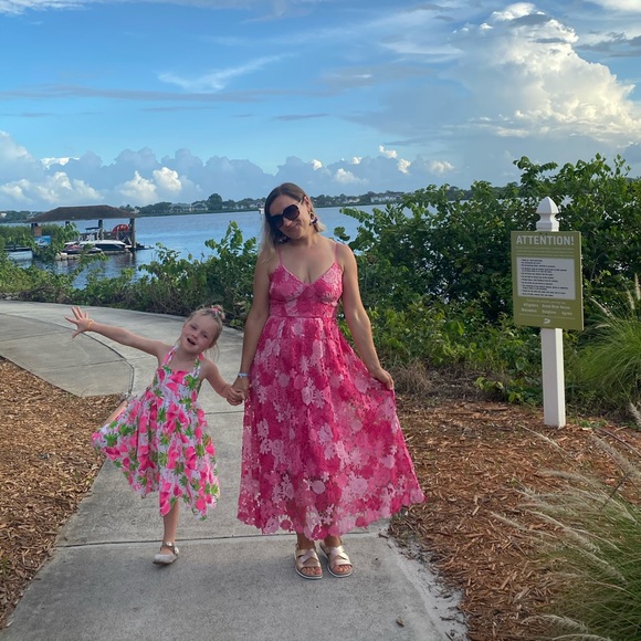 Lace dress - Picture 2 of 8